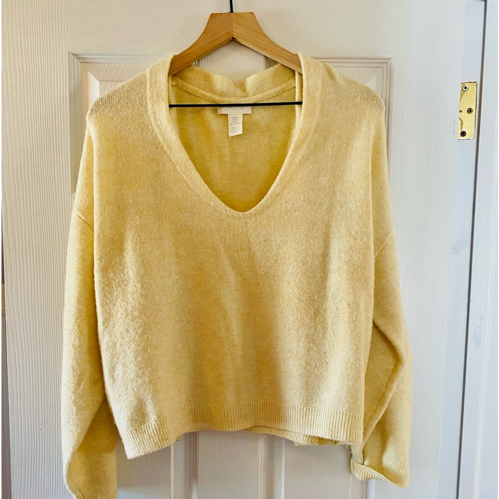Beautiful Yellow V-Neck Sweater Size M